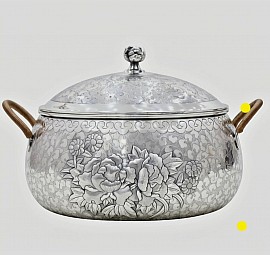 Exquisite ornate precious metal serving pot  £ 15 000 Order number 854