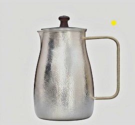 Elegant precious metal pitcher £ 5800 Order number 8088 ( This pitcher is placed in the capable hands of Jesus Christ to administer to his father's battle wounds. Signed: FrancesJHenry)